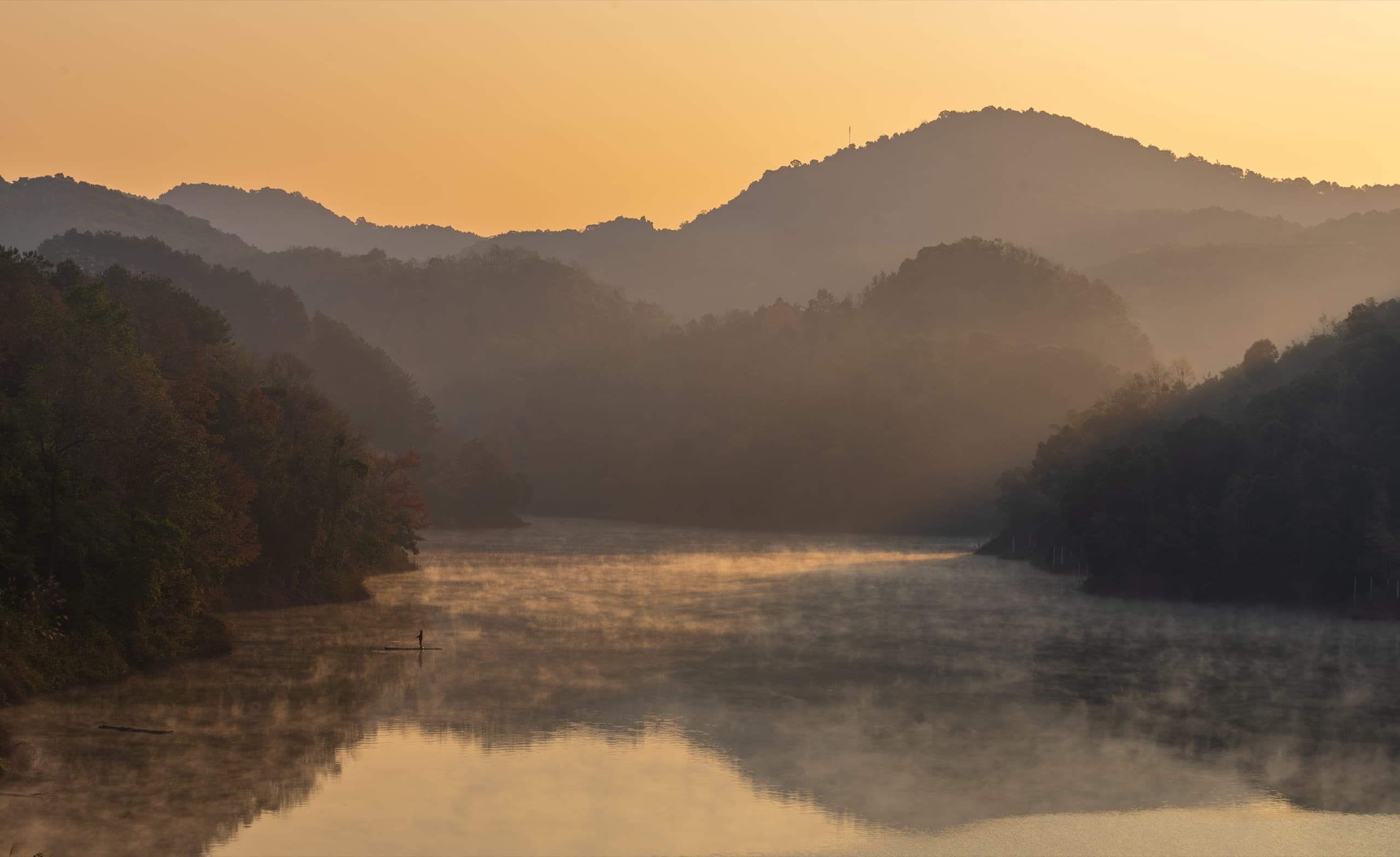 Mist on Bản Viết Lake