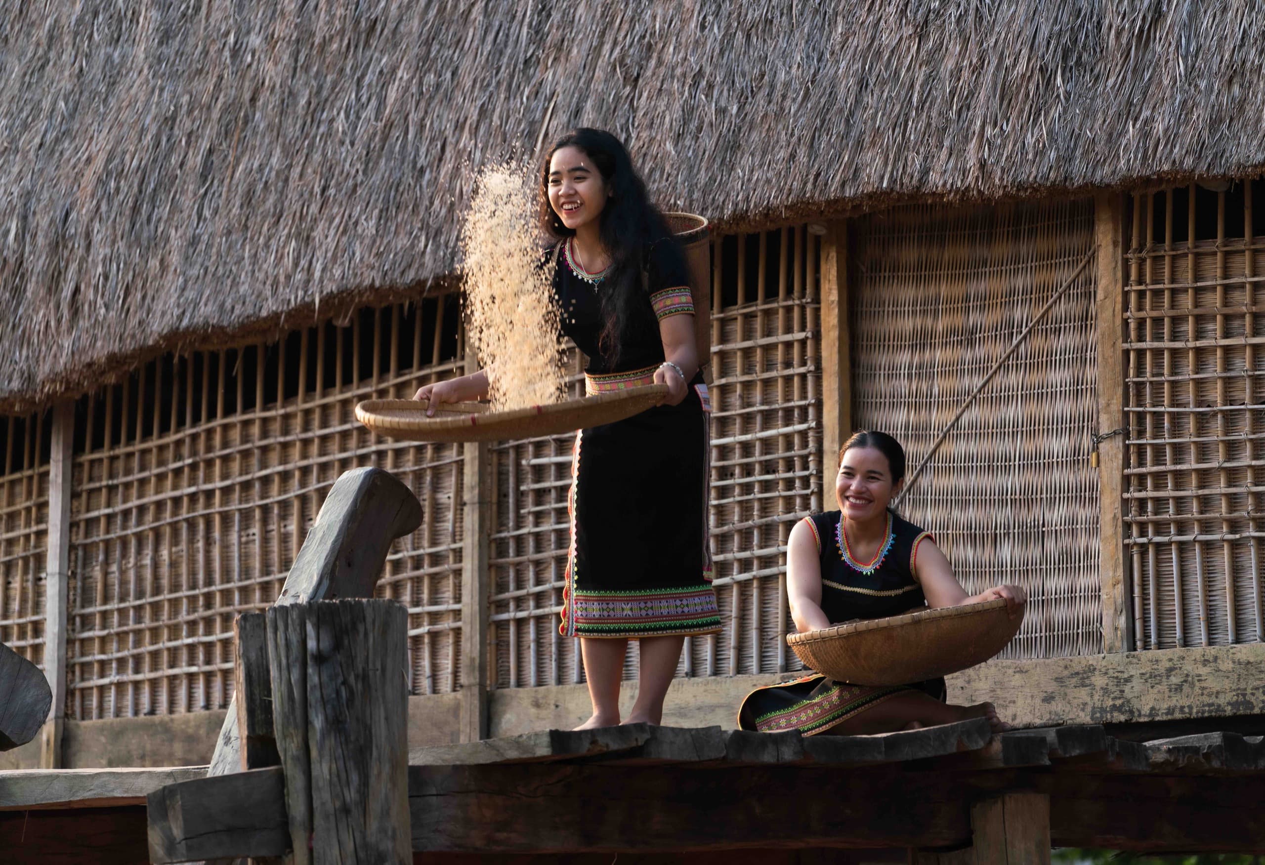 Winnowing Rice, Kon Tum