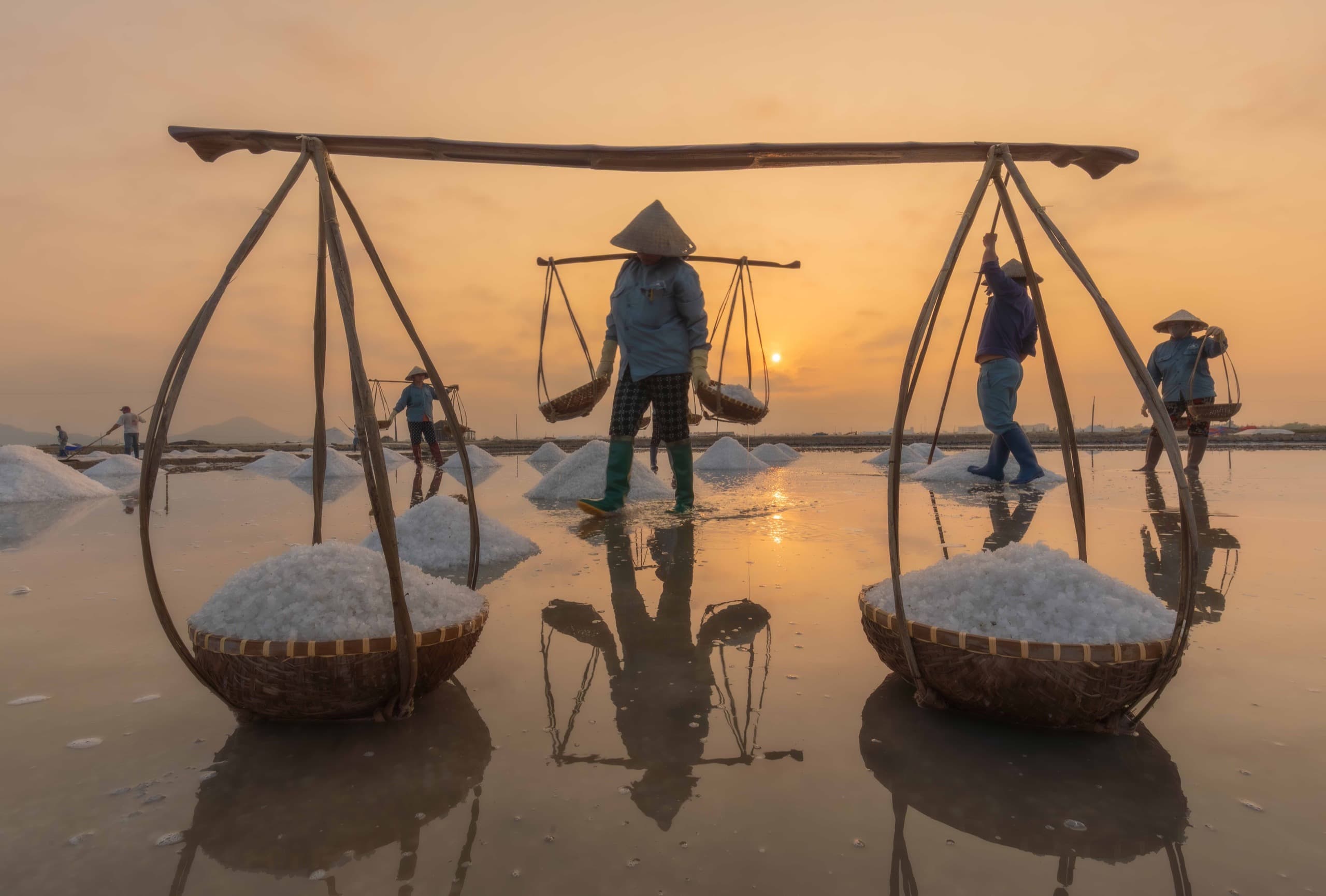 Salt Harvest, Hòn Khói